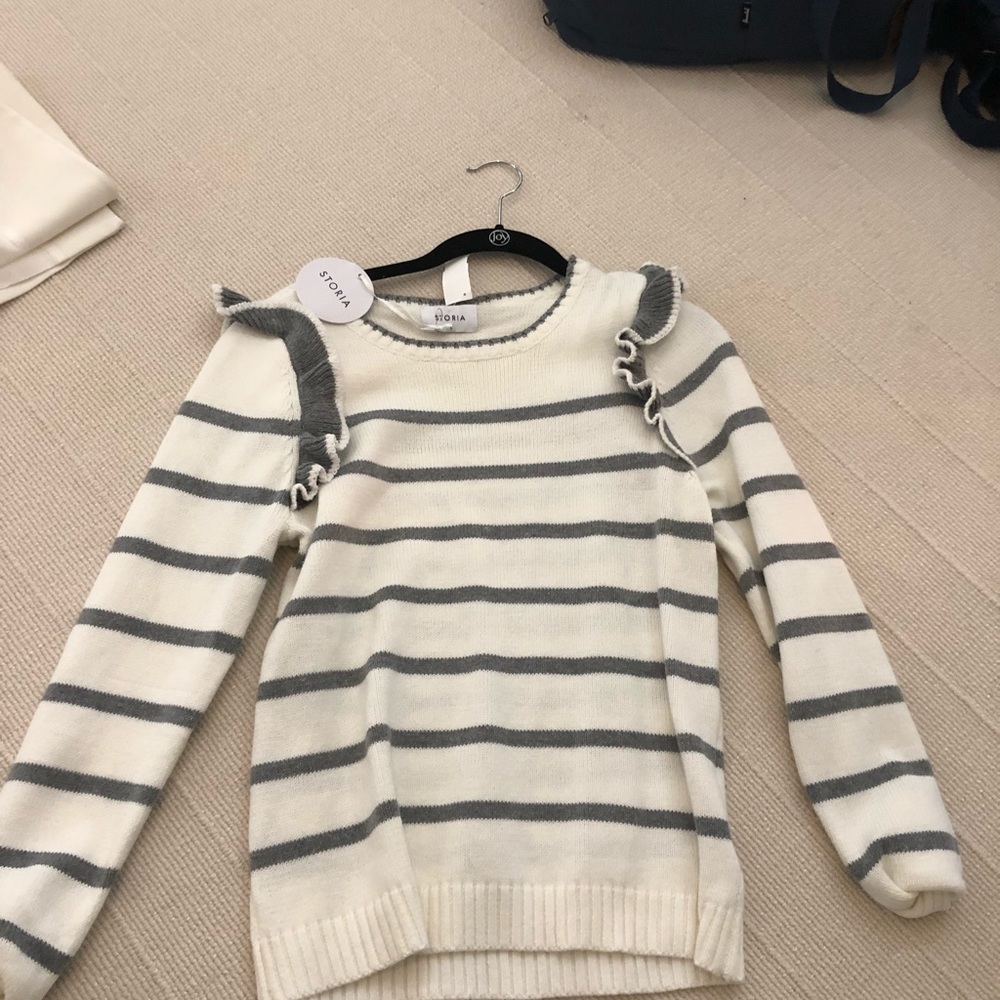 Storia white and grey ruffle sleeve sweater